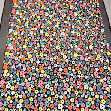 czarne cekiny we wzory kolorowe kwiaty na tiuluB