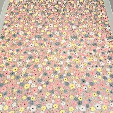 cekiny w kwiaty pastelowe zwarte na siatce elastycznejB