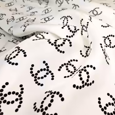 jedwab sygnowany wzor chanel bialy z czarnym logo kreponA