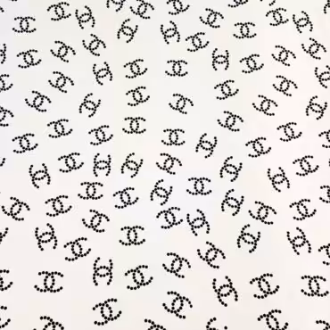 jedwab sygnowany wzor chanel bialy z czarnym logo kreponB