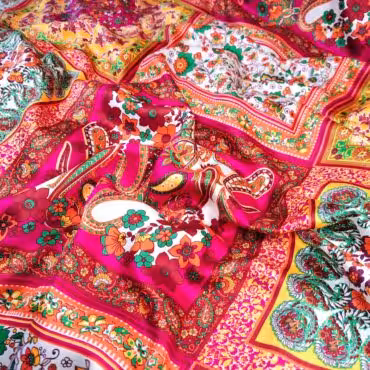 kolorowy material wiskoza w drobne wzory w kwadratachA