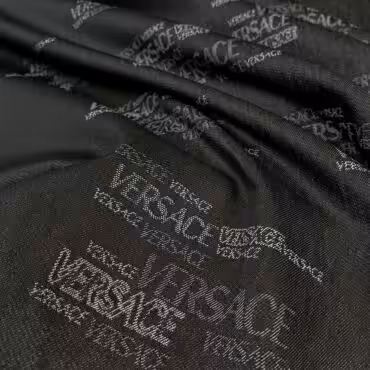 czarny dzins sygnowany wzor versace szare napisyA