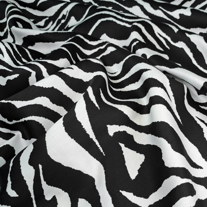 czarno-bialy material w zebre jedwabista wiskoza premiumA