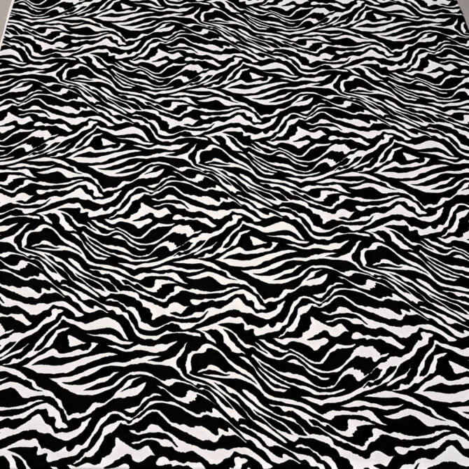czarno-bialy material w zebre jedwabista wiskoza premiumB