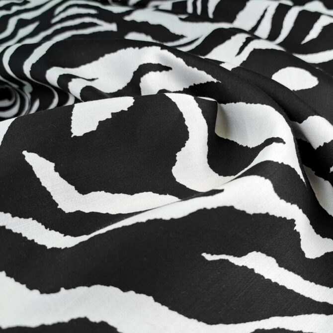 czarno-bialy material w zebre jedwabista wiskoza premiumC