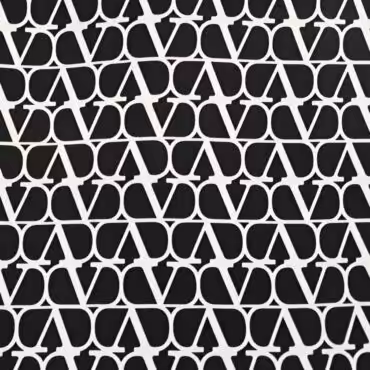 jedwabna tkanina sygnowana biale monogramy na czerniB