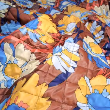 ocieplana pikowka z podszewka sygnowana brazowa w kwiatyA