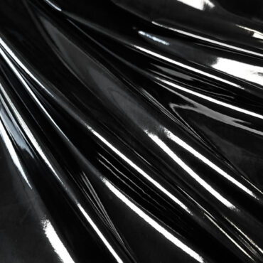 czarny lateks material lakierowany elastycznyB