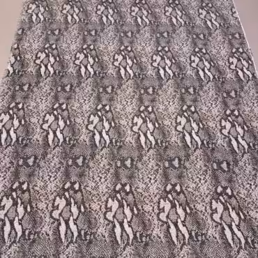 lejacy modal z jedwabiem we wzory zwierzece skora wezaB