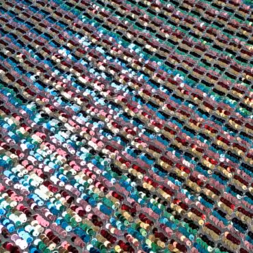 material cekiny kolorowe na tiulu blyszczace pasyB