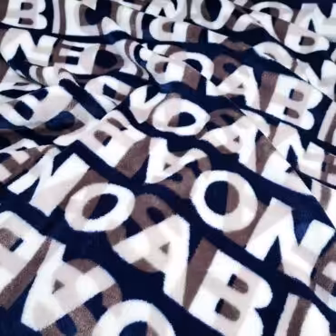 puszysta dzianina polarowa w litery na granacieA