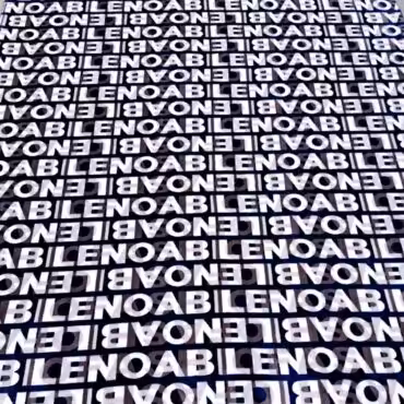 puszysta dzianina polarowa w litery na granacieB