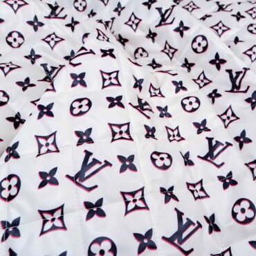 ocieplana pikowka sygnowana we wzory monogramy off whiteA
