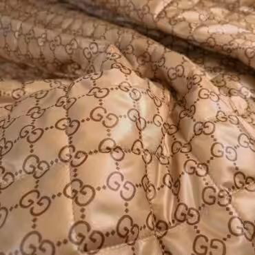 trojwarstwowa pikowka logowana monogramy zlocisty bezA