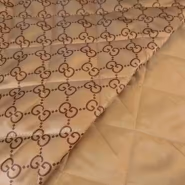 trojwarstwowa pikowka logowana monogramy zlocisty bezB