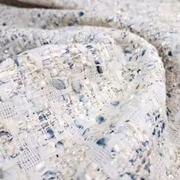 biala chanelka wiskozowa ze zlota nitka i niebieskimA