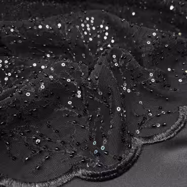 czarna koronka z cekinami i koralikami na tiuluA