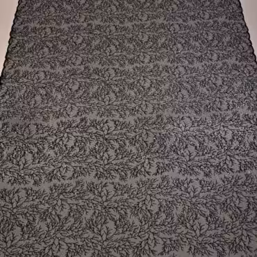 czarna koronka z cekinami i koralikami na tiuluB