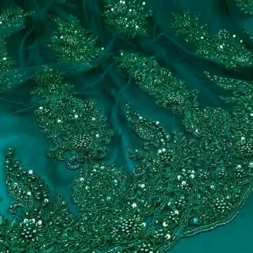 tiulowa koronka zielona wykonczona z koralikami i cekinamiA