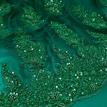 tiulowa koronka zielona wykonczona z koralikami i cekinamiA