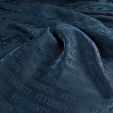 material sygnowany z napisami tencel granatowyA