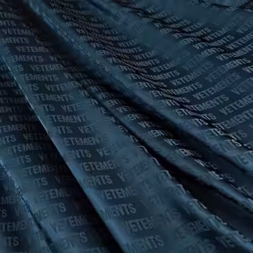 material sygnowany z napisami tencel granatowyB