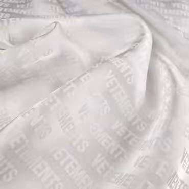 bialy tencel material sygnowany z napisami zakardA