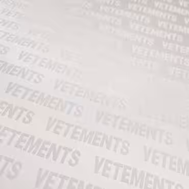 bialy tencel material sygnowany z napisami zakardB