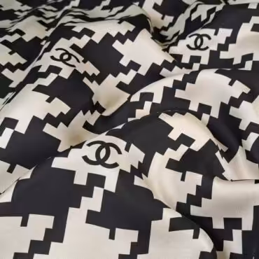 jedwab logowany wzor pepitka czarna na perlowym bezu twillA