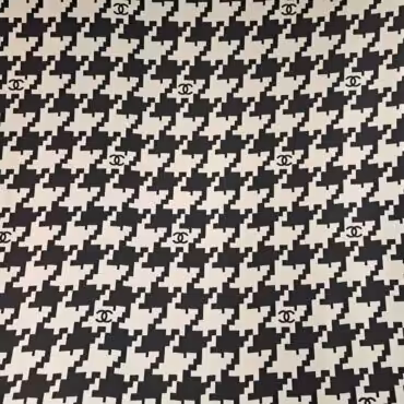 jedwab logowany wzor pepitka czarna na perlowym bezu twillB