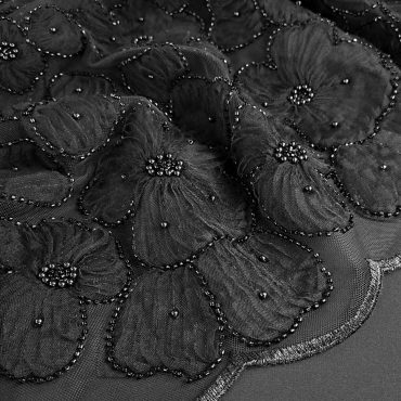 koronka czarna w kwiaty z koralikami na tiuluA