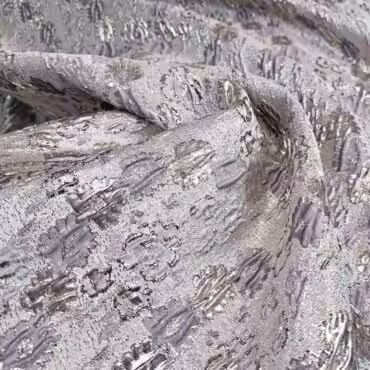 blyszczacy zakard srebrny w fioletowe kwiatkiA