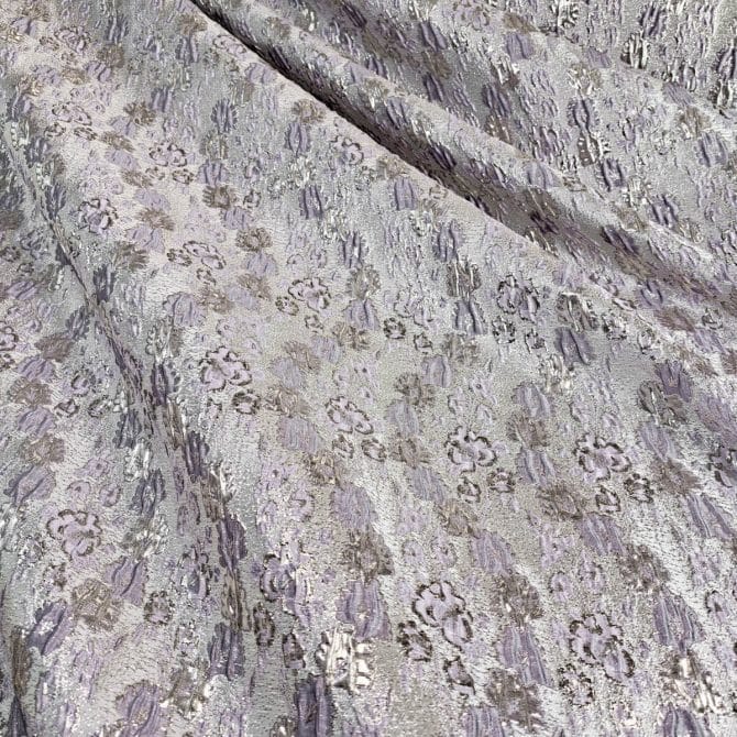 blyszczacy zakard srebrny w fioletowe kwiatkiC
