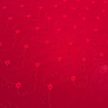czerwony szyfon haftowany wzor drobne kwiatuszkiB