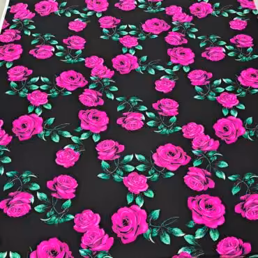 jedwab krepdeszyn wzor roze fuksja na czarnym tleB