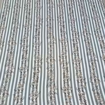 poliestrowa tkanina w roze i pasy szałwiowy z bielaB