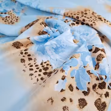 włoski poliester we wzory panterka i kwiaty niebieski z beżem