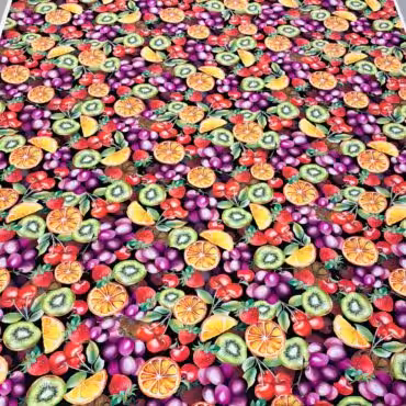 kolorowy jedwab w owoce na czarnym tle krepa jedwabna cienka