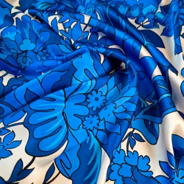 jedwab we wzory roślinne niebieskie na bieli premium