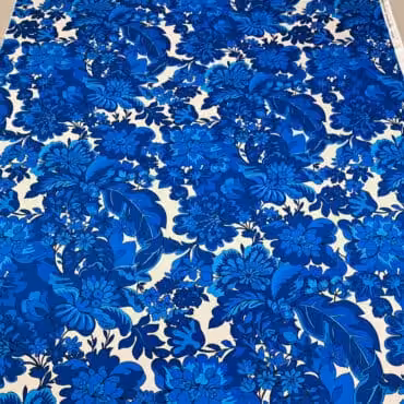 markowy jedwab we wzory roślinne niebieskie na bieli premium