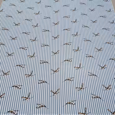 cienki jedwab przezierny wzór ptaki i paski biało-niebieskie pełna szerokość tkaniny