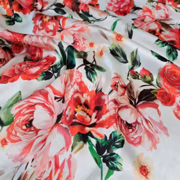 jedwab satyna elastyczna kwiaty różowe i czerwone na bieli