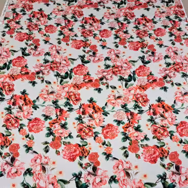 włoski jedwab satyna elastyczna kwiaty różowe i czerwone na bieli pełna szerokość tkaniny