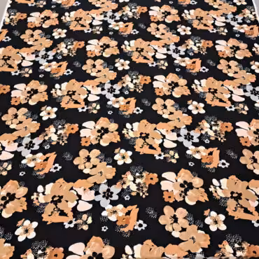 przewiewna wiskoza w kwiaty beżowe na czarnym tle matowa pełna szerokość tkaniny