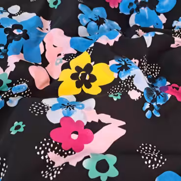 wiskoza w kwiaty niebieskie na czarnym tle przewiewna matowa