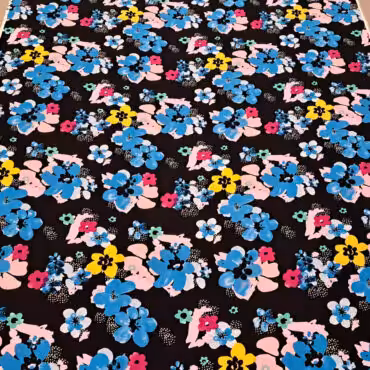 matowa wiskoza w kwiaty kolorowe na czarnym tle przewiewna