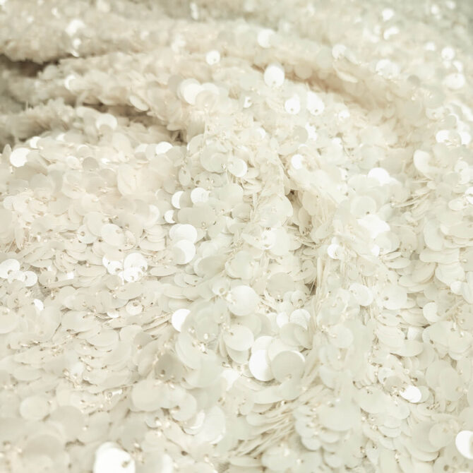 materiał cekinowy biały off-white odcień ivory satynowe cekiny na żorżecie