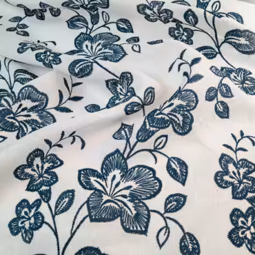 biały len w kwiaty granatowe w stylu haft