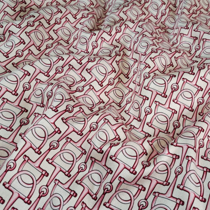 luksusowa wiskoza sygnowana we wzory wędzidła jak hermes różowe na bieli off white
