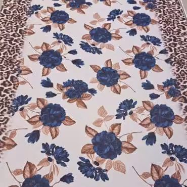 naturalny szyfon z jedwabiu i wiskozy w niebieskie duże kwiaty i panterką na bokach